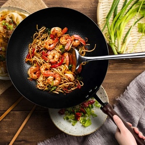 <span class=keywords><strong>Wok</strong></span> <span class=keywords><strong>Chino</strong></span> <span class=keywords><strong>Grande</strong></span> de Acero al Carbono Negro sin Recubrimiento con Mango de Madera para Saltear - Product Image 4