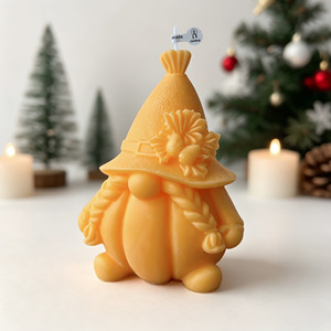 Vela aromática con diseño en relieve de calabaza y higuera, de cera de soja, con figura de gnomo de la cosecha, para regalo de otoño y Acción de Gracias. - Product Image 2