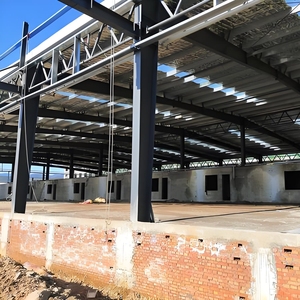 Abri <span class=keywords><strong>de</strong></span> parc d'engraissement haute capacité 60x30m, capacité <span class=keywords><strong>de</strong></span> 200 têtes, conception d'<span class=keywords><strong>allée</strong></span> d'alimentation, construction durable - Product Image 2