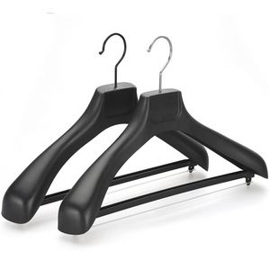Cintre en plastique noir <span class=keywords><strong>LINDON</strong></span> sans bosse à épaules larges avec barre antidérapante pour pantalons – Vente en gros - Product Image 1