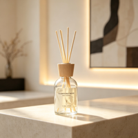 Diffuseur à bâtonnets 200 ml en verre avec fond épais, design coloré, sérigraphie et bouchon estampé à chaud, et bâtonnets en fibre
