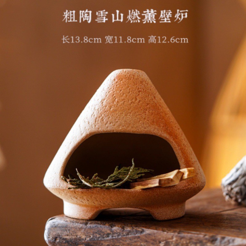 Pequeña chimenea de montaña nevada de color original crudo