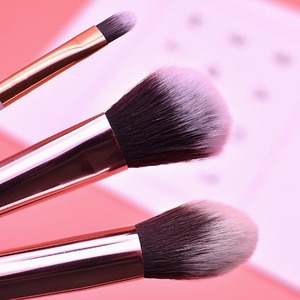 Brocha de Maquillaje Individual para Iluminador y Colorete Angulado, 3.5cm, con Mango de Plástico y Pelo de Nylon Ondulado, para Uso en Mejillas - Product Image 1