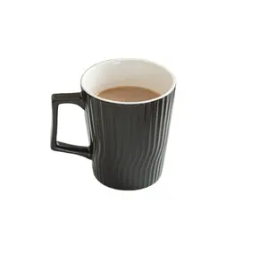 ถ้วยกาแฟเซรามิกลายนูนลายทางสำหรับใช้ทุกวันถ้วยกาแฟสีล้วนสุดสร้างสรรค์