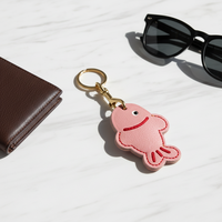 Porte-clés en cuir véritable fait main de haute qualité, écologique, tanné végétal, sculpté en forme de poisson de dessin animé, breloque de sac mignonne en forme d'animal