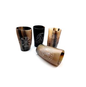 Verre en forme de corne au design unique |   Verre à boire en corne de buffle naturelle, vaisselle rustique artisanale et articles de bar haut de gamme disponibles à la vente - Product Image 5
