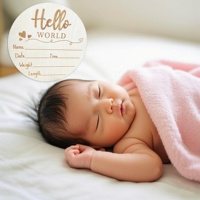 Panneau d'annonce de naissance « Hello World » avec décoration gravée au laser, accueillant les nouveau-nés avec un pack bébé « Hello World »