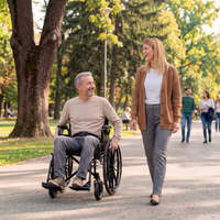 Silla de Ruedas Plegable de Acero Autopropulsada Manual con Cinturón de Seguridad y Ruedas Delanteras Anchas para Adultos, Capacidad de 113 kg, Dimensiones Plegadas