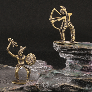 Messing Decoratief Stuk: Lange Staaf Krijger Met Dubbele Pistolen Cowboy Metalen Handwerk Verzamelbare Desktop Ornament - Product Image 6