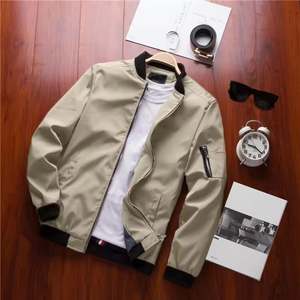 เสื้อแจ็คเก็ตบอมเบอร์ผู้ชาย ทรงหลวม คอตั้ง ปักโลโก้ด้านหน้า แขนยาว ผ้าบาง ซิปหน้า ป้องกันลม สไตล์เบสบอล - Product Image 5