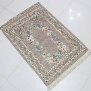 Alfombra de oración islámica antideslizante de chenilla suave de poliéster de pelo corto con estampado floral para picnic y camping. - Product Image 1