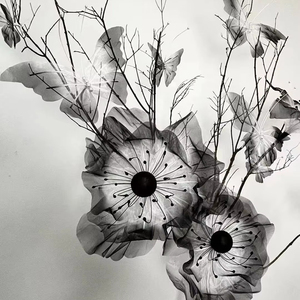 N571 Fleurs de pavot artificielles géantes en organza noir faites à la main pour la décoration de mariage, de fête, de vitrine de centre commercial - Product Image 1