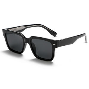 Lunettes de soleil carrées unisexes Greyjack K027, monture TR90, verres polarisés TAC UV400, légères et durables, noires - Product Image 2