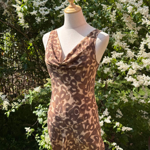Robe fourreau marron léopard vintage français pour femme, en soie, sans manches, coupe biaisée, col en V, longueur genou, taille naturelle - Product Image 6