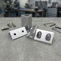 Supports d'angle en alliage d'aluminium usinés CNC de précision avec trous fraisé, composants de quincaillerie sur mesure pour charpentes industrielles de haute performance