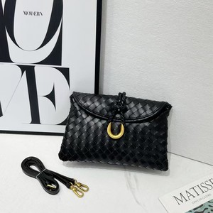Nouveau style 2026 : Sac <span class=keywords><strong>de</strong></span> soirée en PU tressé, sac enveloppe à rabat, sac à bandoulière/travers tendance tissé à la main avec une seule sangle - Product Image 4