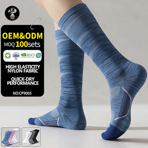 Chaussettes de compression haute performance personnalisées en gros, chaussettes de sport antibactériennes, respirantes et de récupération athlétique - Product Image 1