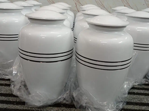 Urne de crémation en laiton exclusivement conçue les plus vendues urne en métal du fabricant indien pour cendres adultes funérailles en aluminium de qualité supérieure - Product Image 3