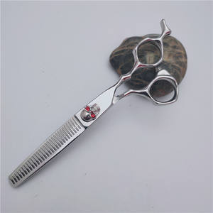 กรรไกรซอยผมยี่ห้อ Custom Brands ขนาด 6.0 นิ้ว ลายหัวกะโหลก ประดับอัญมณีสีแดง สำหรับช่างทำผม ใช้มือขวา คุณภาพสูง - Product Image 4