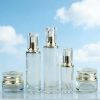 Atomiseur de parfum de luxe, corps en verre transparent, capuchon estampé or, capacités 30ml/50ml/100ml, flacons de soin de la peau de luxe