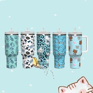 Nuevo Vaso Personalizado Kt, Botella de Agua de Acero Inoxidable, Vaso Aislado con Asa y Pajita de 40 oz, Hola - Product Image 1