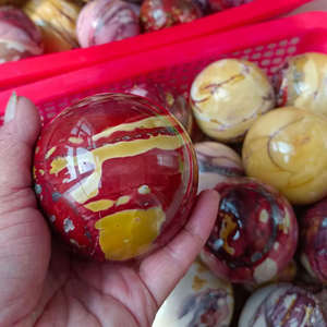 หินมูไคต์ทรงกลมสีแดงเหลืองธรรมชาติหลากสี ขายส่ง สำหรับตกแต่งบ้าน หินควอตซ์บำบัดพลังงาน - Product Image 2