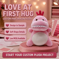 Peluche de dinosaure rose de dessin animé avec un ventre blanc et une crête rouge sur la tête