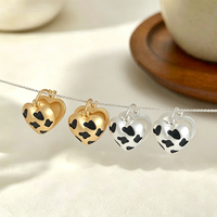 Boucles d'oreilles créoles cœur double face en émail imprimé léopard, plaqué or véritable sur cuivre, avec fermeture à pression, vente en gros