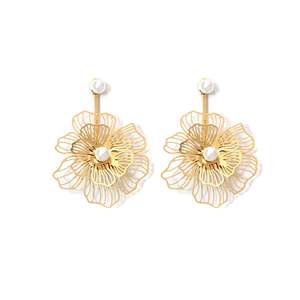 Pendientes de Moda con Baño de Oro, Acero Inoxidable 316L, Diseño de Flor con Centro de Perla - Product Image 1