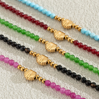Bracelet empilable en acier inoxydable plaqué or 18 carats avec breloque coquillage et perle ronde en turquoise naturelle, idéal pour le quotidien et les vacances