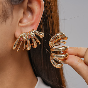 Vintage Gold Curved Claw <b>Stud</b> <b>Earrings</b> Irregular <b>Stud</b> <b>Earrings</b> for Women Summer Holiday Party Jewelry Gift - Product Image 1