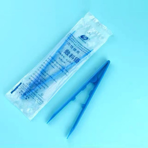 Pinzas desechables Huayue de plástico azul, paquete de 100 piezas con puntas dentadas para uso médico - Product Image 2