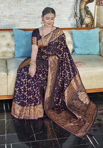 Saree en soie Magenta foncé Banarasi Katan avec motif Jaal complexe et tissage Zari opulent pour une déclaration audacieuse et élégante - Product Image 6