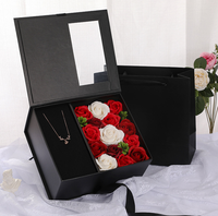 Boîte de fenêtre en carton mat de luxe emballage personnalisé de ruban boîtes à fleurs UV avantage gaufrage impression manipulation artisanat