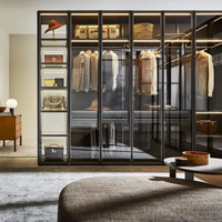 Article populaire : Dressing moderne avec structure stable et résistante à l'usure, portes coulissantes en bois massif, idéal pour chambre haut de gamme et aménagement d'appartement.