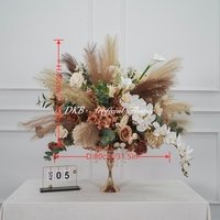 Centro de mesa con bola de flores para boda, estilo bohemio, con hierba de pampa artificial y arreglo de hortensias.