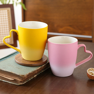 Tasses à café en céramique dégradées avec anse en forme de cœur en porcelaine, cadeau pour filles, avec design en glaçure dégradée - Product Image 1