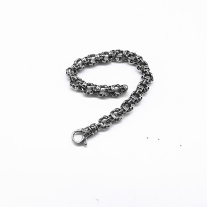 Pulsera de acero y titanio con diseño de esqueleto y elemento de cruz con patrón geométrico para hombre, accesorio de moda y joyería. - Product Image 2