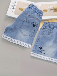 Short en jean bleu pour fille avec broderie cœur et bordure en dentelle-décontracté, coupe ample, taille élastique, parfait pour les sorties d'été - Product Image 1