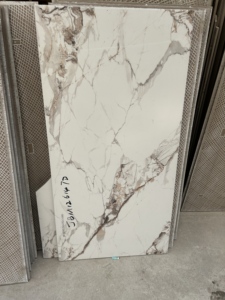 Piastrelle in marmo Porcelanato lucide <span class=keywords><strong>per</strong></span> pavimenti in porcellana 600x1200mm <span class=keywords><strong>per</strong></span> piastrelle bianche <span class=keywords><strong>per</strong></span> pavimenti Carrara <span class=keywords><strong>per</strong></span> <span class=keywords><strong>pareti</strong></span> interne - Product Image 4