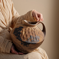 Collection de vases en céramique texturée rustique Wabi-Sabi, faits à la main, en brun et noir vieillis, pour fleurs