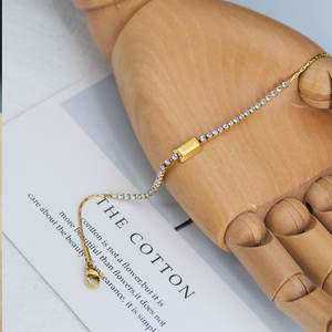 สร้อยข้อมือและกำไลแฟชั่นสแตนเลสสตีลกันน้ำ ป้องกันการหมอง 14K 18K ชุบทอง ประดับทองคำแท่ง สำหรับผู้หญิง - Product Image 2