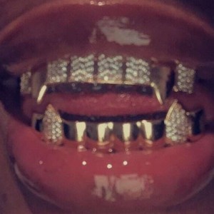 Grillz pour hommes style vampire européen-américain, bicolore, en zircon, pour fête et hip-hop, ornements dentaires à pointes, design géométrique - Product Image 1