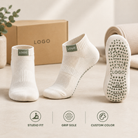 Chaussettes de Pilates à grip avec patch logo, blanches, coupe basse, grip rose, semelle intégrale pour studio, sourcing en gros, développement tricoté, inspection qualité