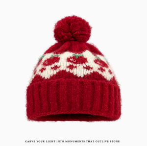 Bonnet en laine style Fair Isle avec pompon cerise mignon pour femme, bonnet tricoté confortable et polyvalent avec protection pour les oreilles pour l'automne et l'hiver - Product Image 4