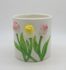 Plato Redondo de Cerámica Blanca con Borde Festoneado, Diseño 3D de Tulipanes, Flores Amarillas y Rosas - Product Image 3