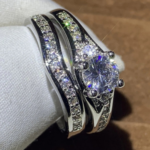 Anello con Quattro Punte e Cristalli per Donne, Elegante Accessorio Minimalista per Uso Quotidiano e Feste - Product Image 3