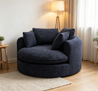 Fauteuil de salon moderne bleu marine en tissu chenille, avec assise profonde enveloppante, dossier haut et coussins, pour hôtel et appartement