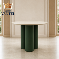 Table d'appoint ronde moderne pour hôtel avec plateau blanc et base en piédestal vert pour hall, salon, café, villa