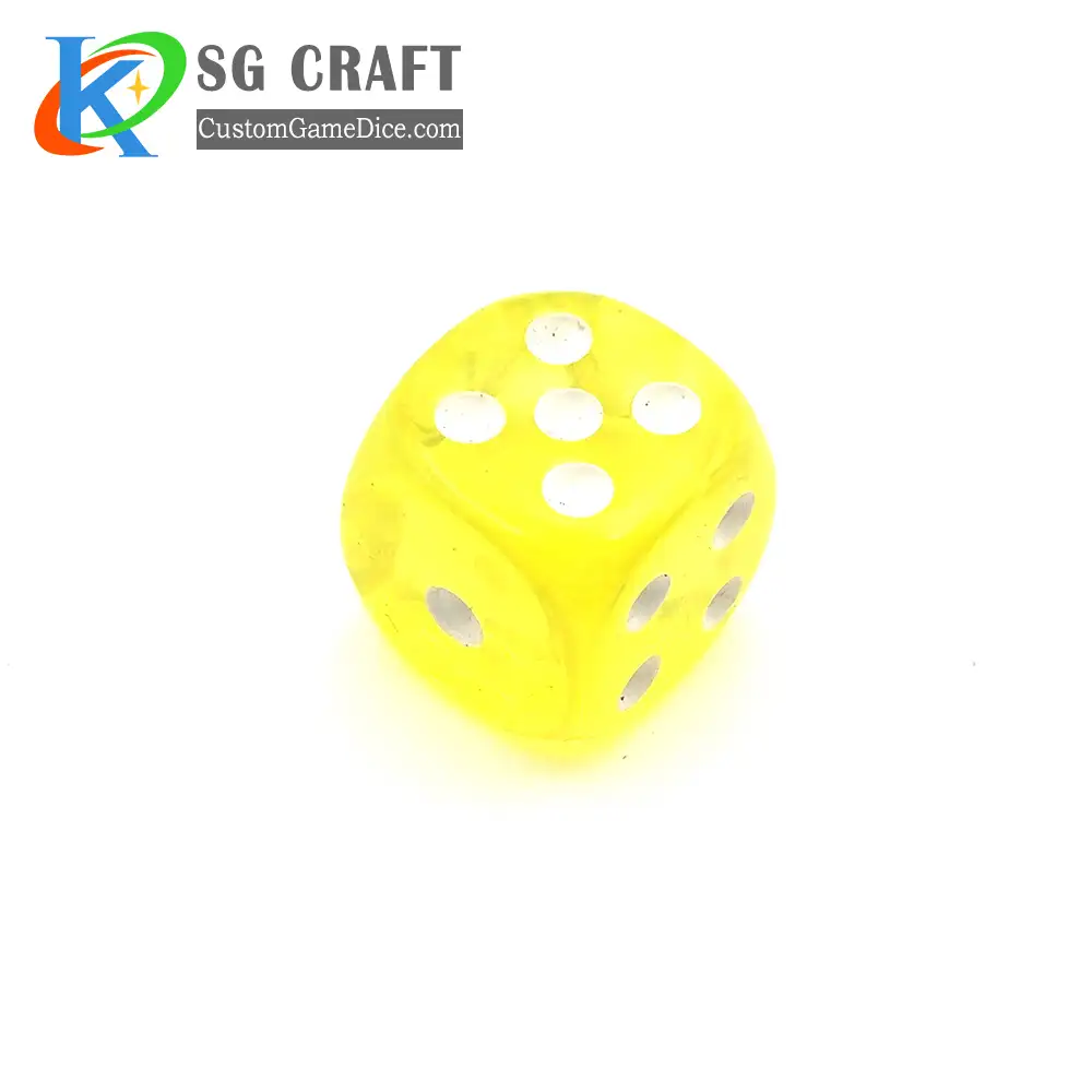 ร้อนขายลูกเต๋าสีเหลืองจุดสีขาวใส Glitter ในขนาดที่แตกต่างกันพลาสติก Cube D6 ลูกเต๋าสี